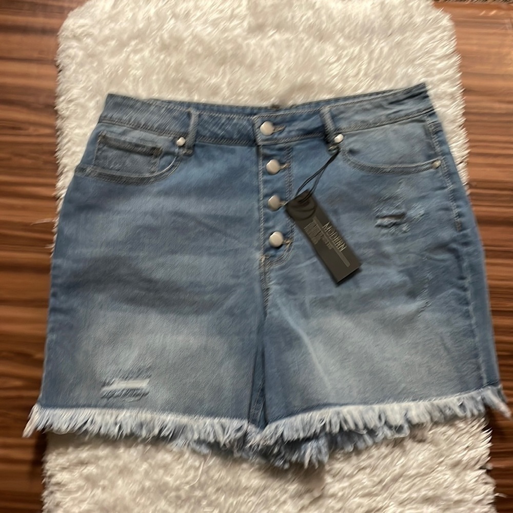 VERSONA NWT Button Fly Shorts Size 14